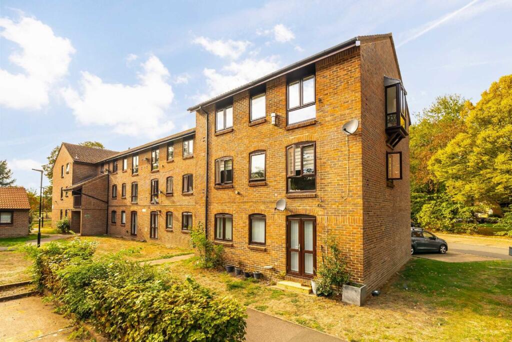 2-bed flat on Anstice Close, Chiswick, £425,000