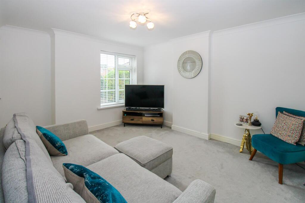 Rockwood Crescent, Calder Grove, Wakefield photo 4