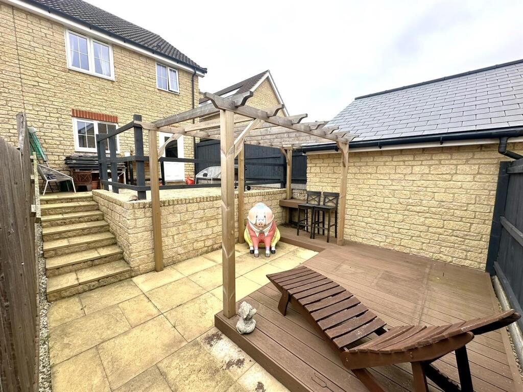 Mirabelle Road, Bishops Cleeve, Cheltenham photo 2