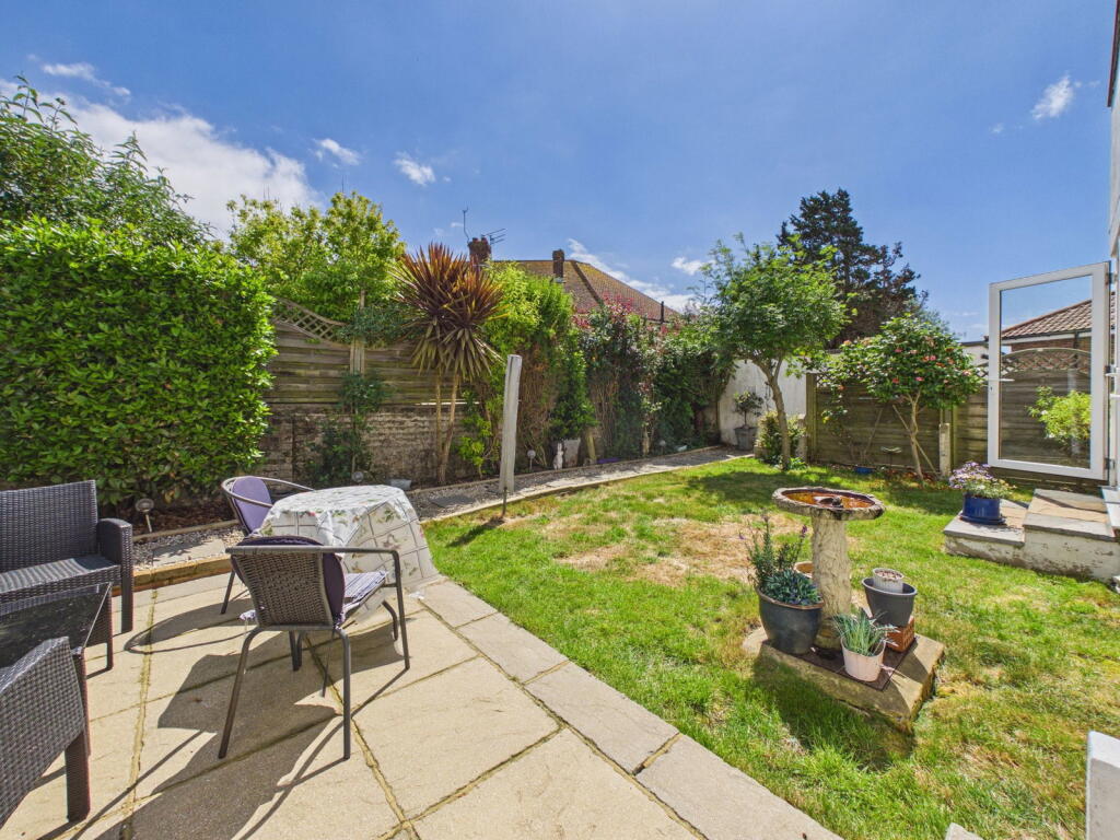Hurst Avenue, Worthing, BN11 photo 2
