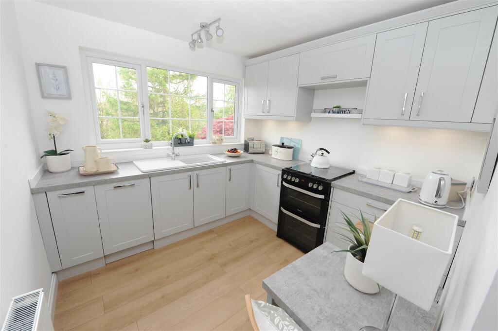 Brackendale Grove, Thackley, Bradford photo 3