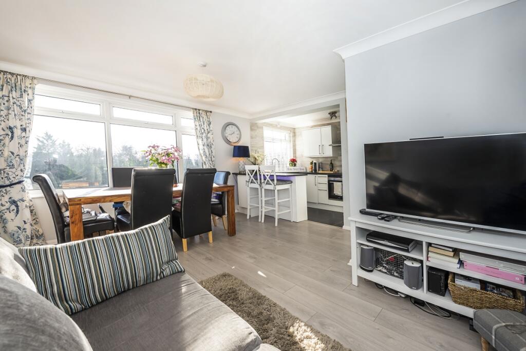 Apartment in Kingston upon Thames - View 4