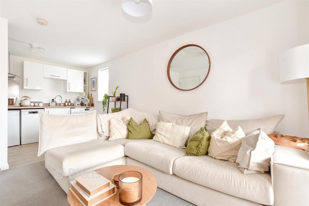 Apartment in East Cowes, Osborne - View 4