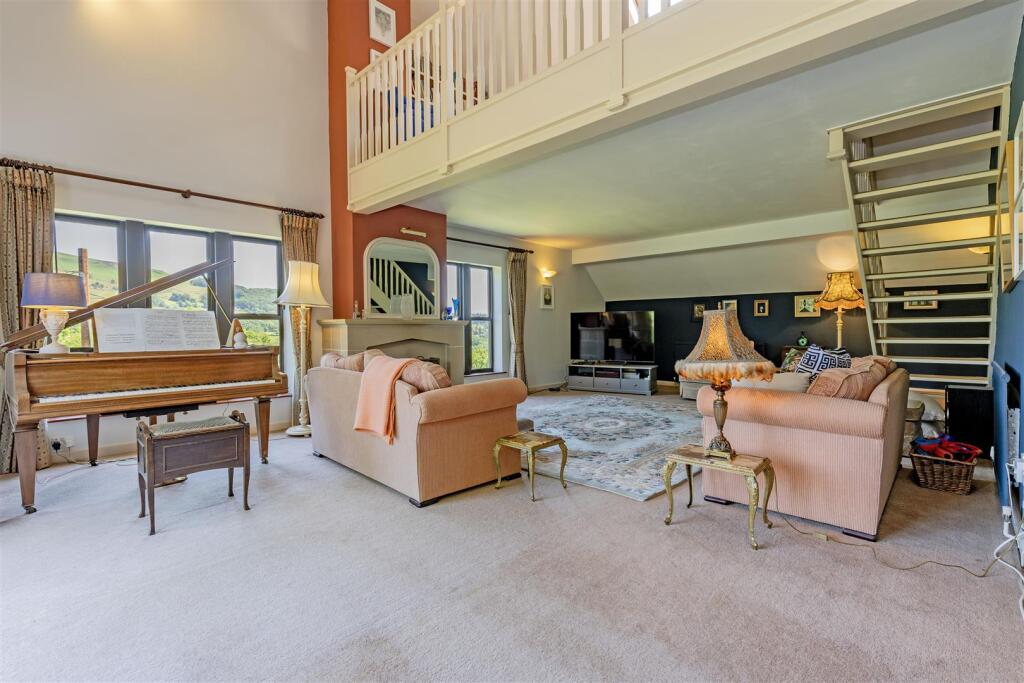 House in High Peak, Thornhill - More