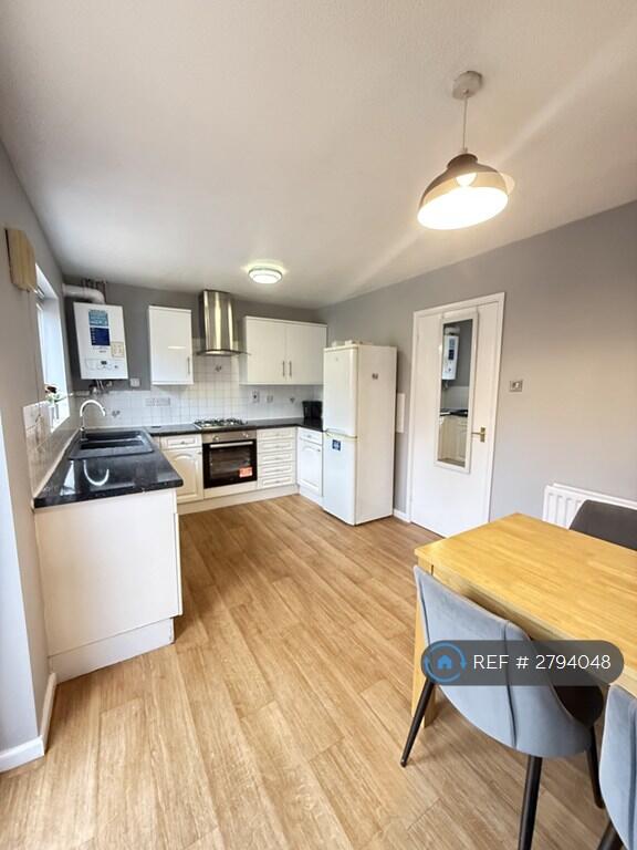 3 bedroom semi-detached house for rent