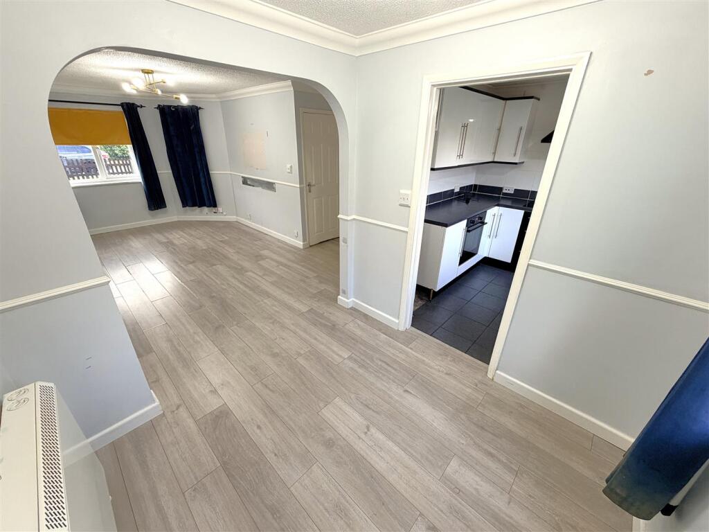 House in Northampton, North Northamptonshire - More