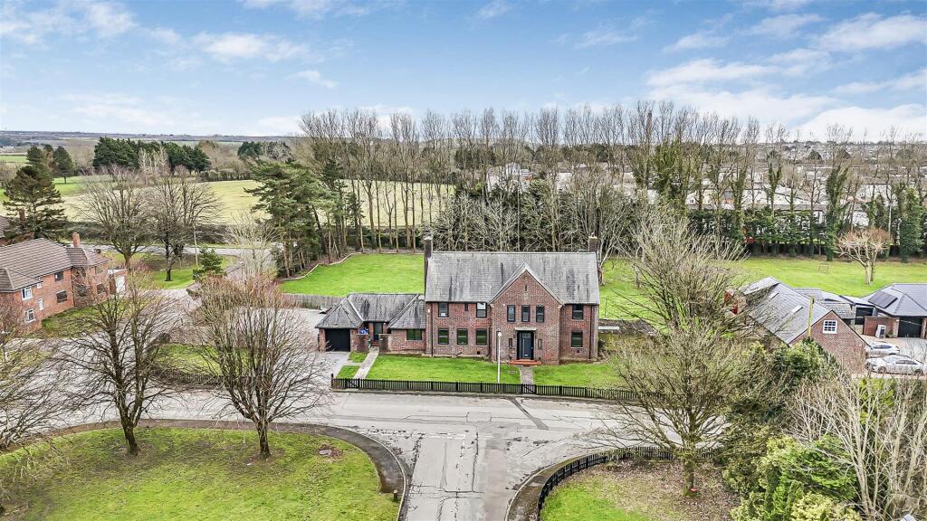 8-bed detached on Ringwood Crescent, St Athan, £825,000