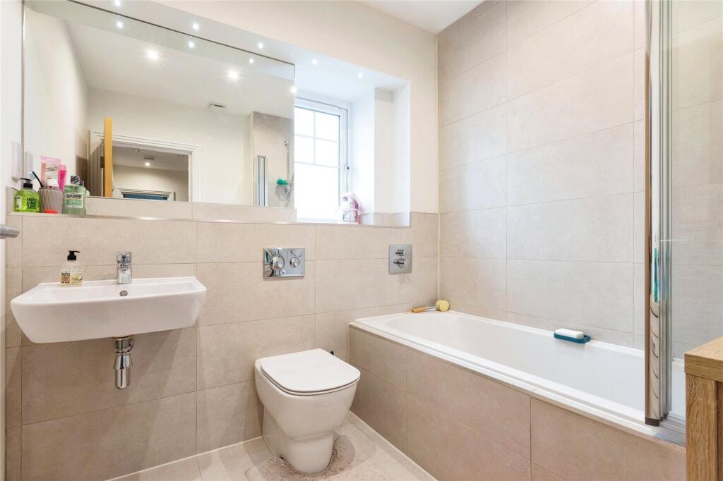 Cygnets Close, Redhill, Surrey, RH1 photo 4