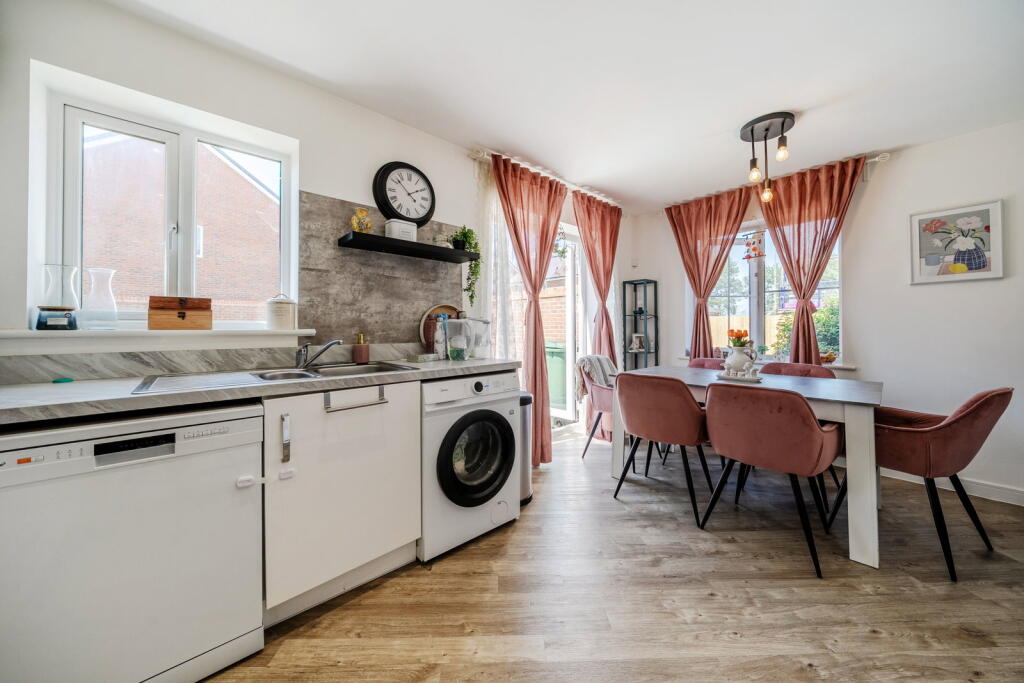 Blacklands Farm Way, Sherfield-on-Loddon RG27 0GE photo 4
