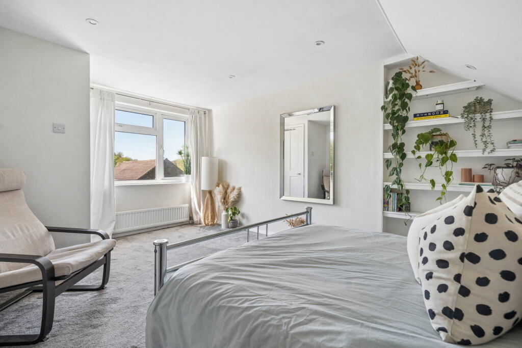 House in Three Rivers, The Cedars Estate, Batchworth - More