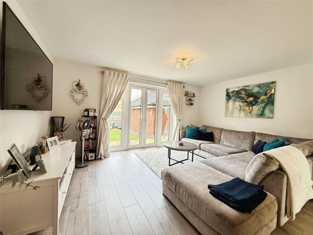 Gale Close, Yateley, Hampshire, GU46 photo 4