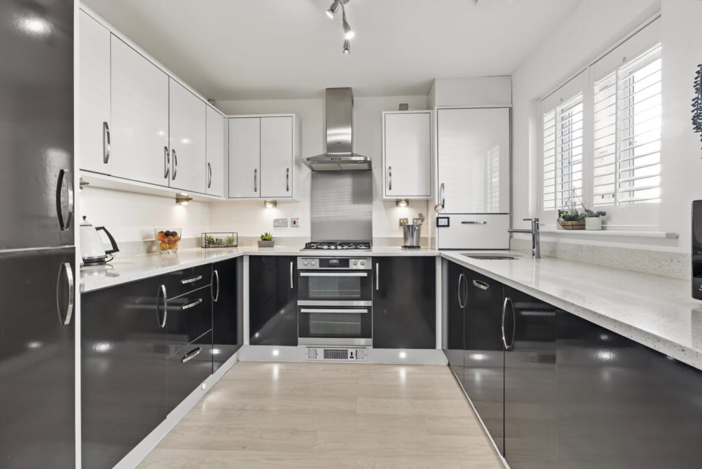 House in Romford - More
