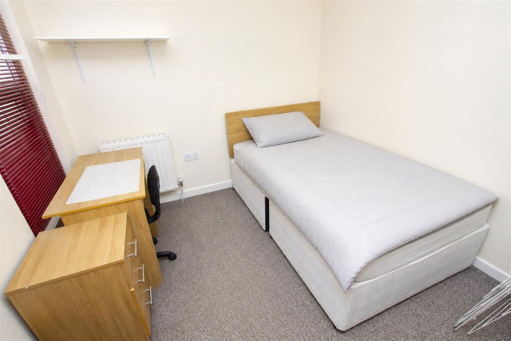 House in Birmingham, West Midlands - More