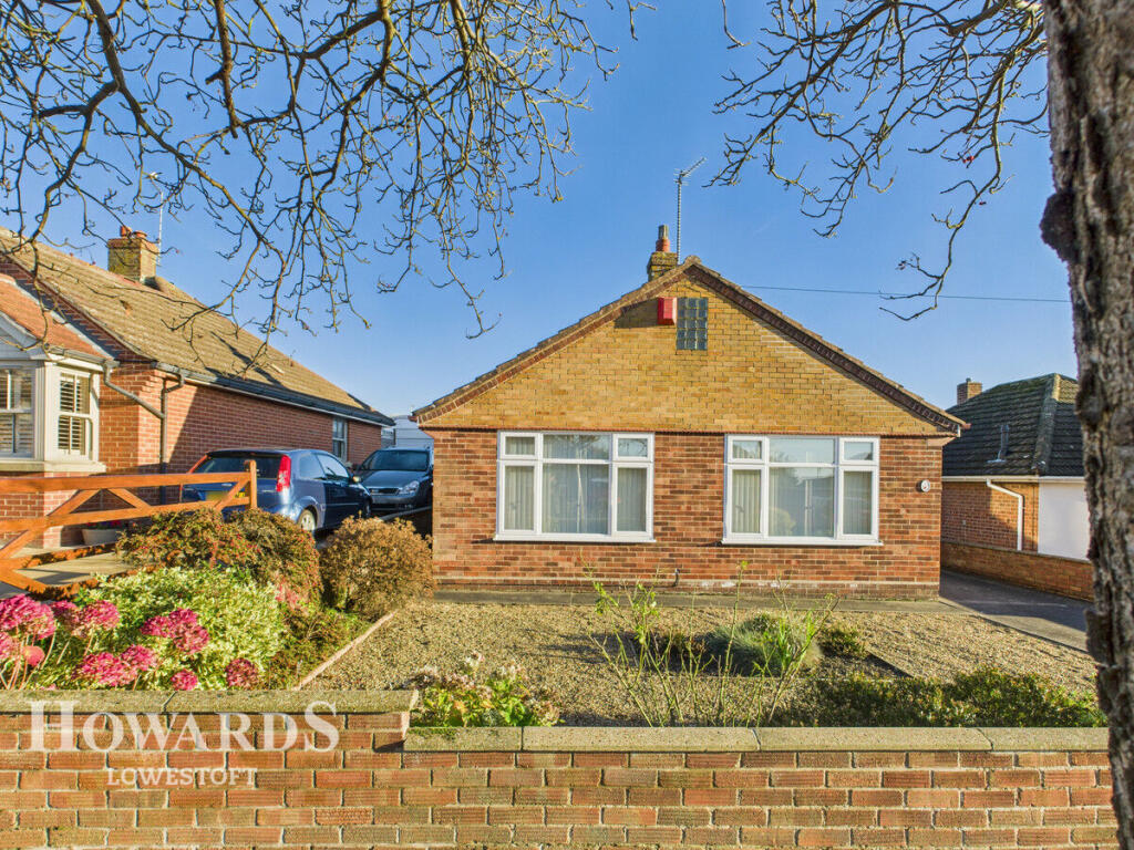 2-bed bungalow on Clovelly Rise, Lowestoft, £240,000