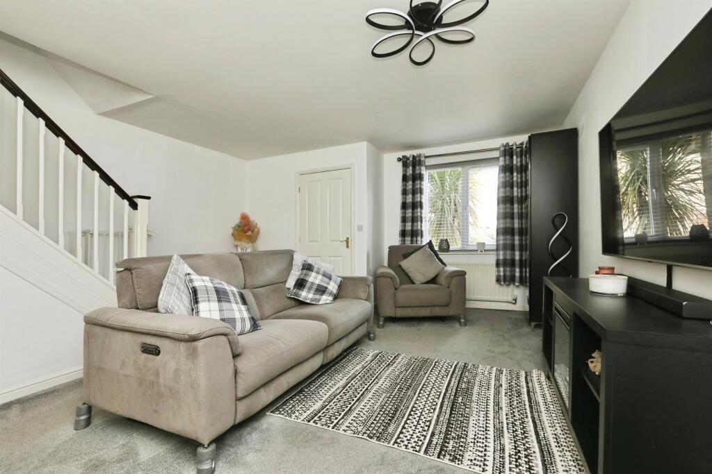 House in Rotherham, Laughton Common, Thurcroft - More