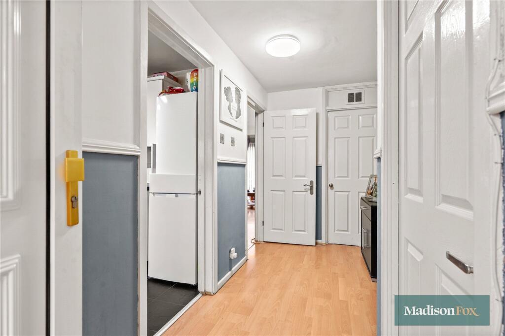 Turpin Avenue, Collier Row, RM5 photo 3