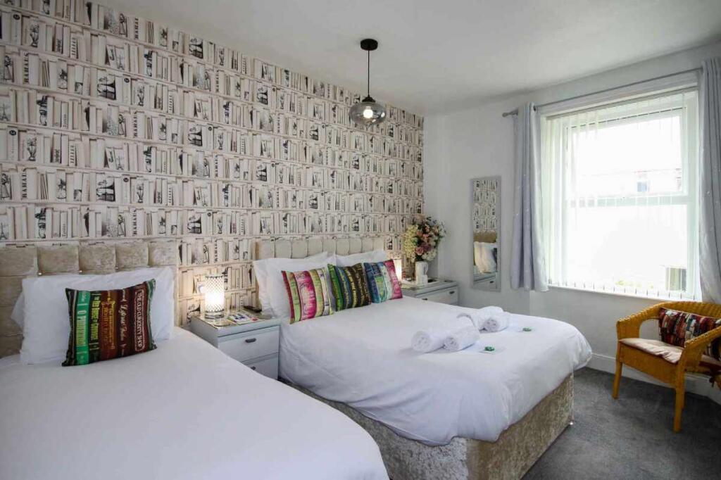 House in Paignton, Roundham - More