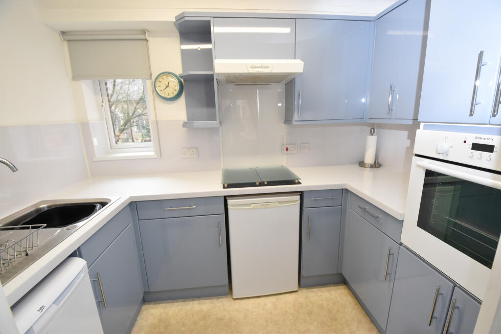 St Clements Court, Manor Avenue, M41 photo 4