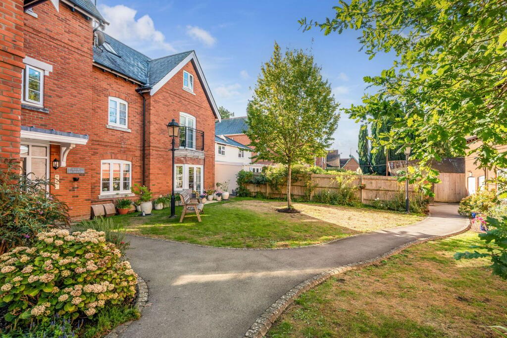 2-bed flat on Gosport Lane, Lyndhurst, SO43, £300,000