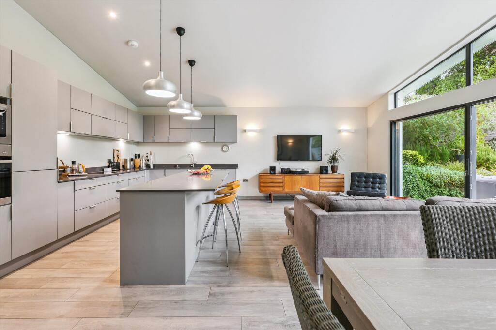 Riverside Drive, Esher, Surrey, KT10 – další