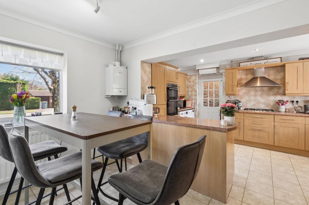 Howe Drive, Beaconsfield, HP9 photo 2