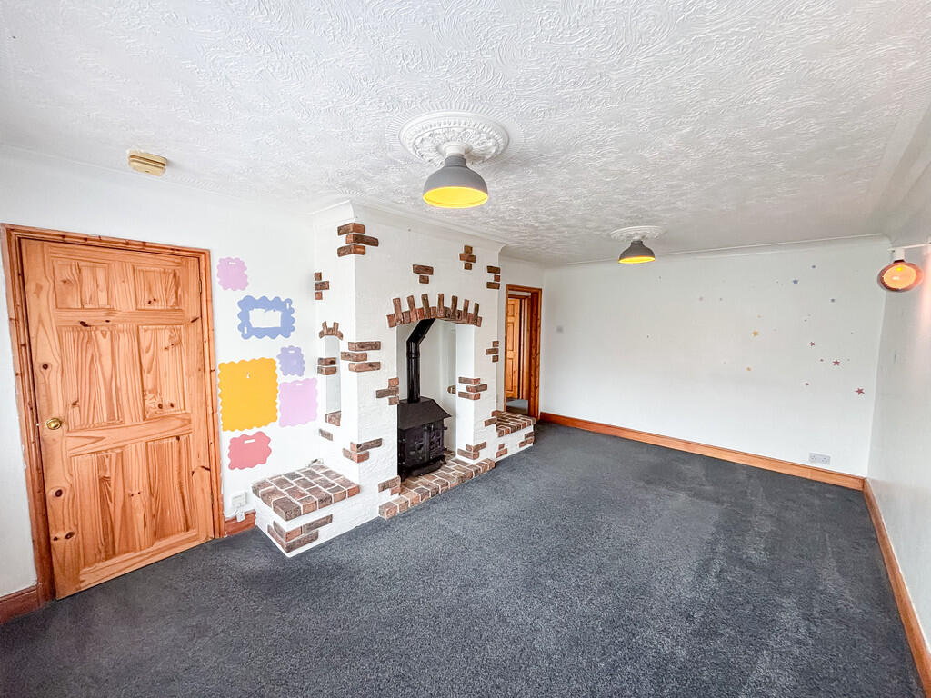 Shirdale Close, Maesycwmmer photo 4