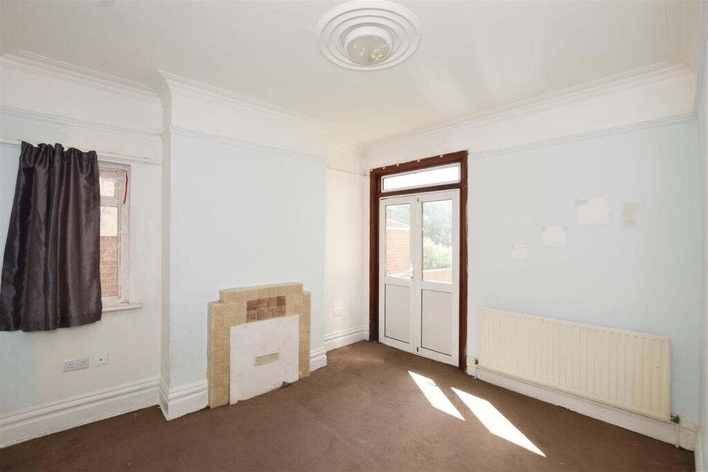 Mostyn Avenue, WEMBLEY photo 4