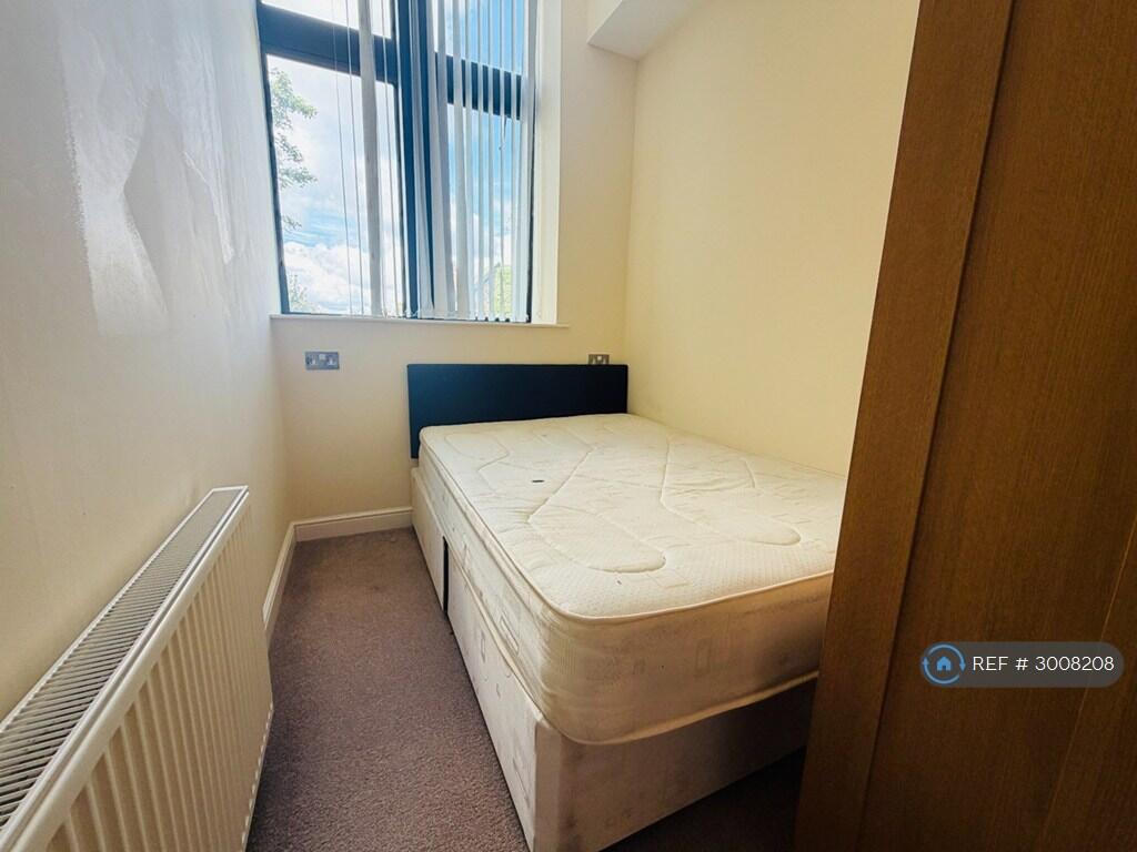 Apartment in Leeds, Littlemoor Bottom, Stanningley - View 5