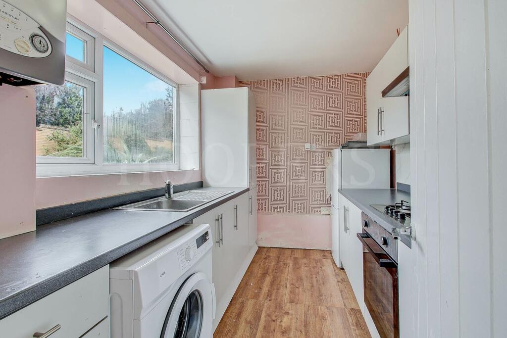 Apartment in London, Chalk Hill Estate, Preston - More