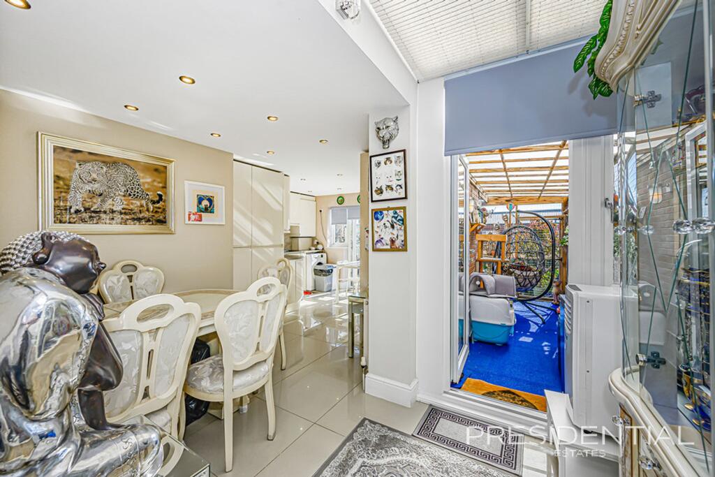 Apartment in Ilford - More