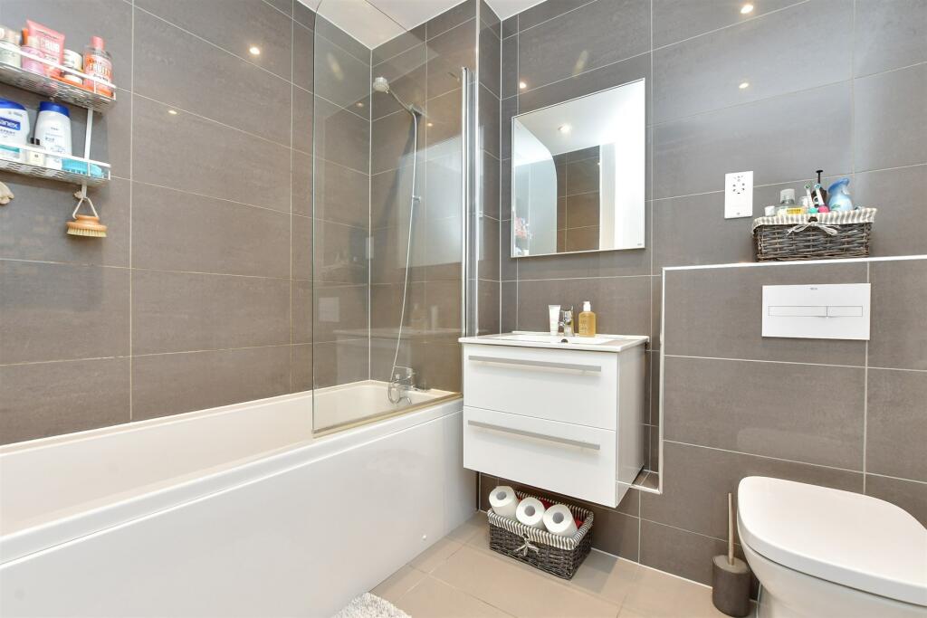 Apartment in Croydon - More