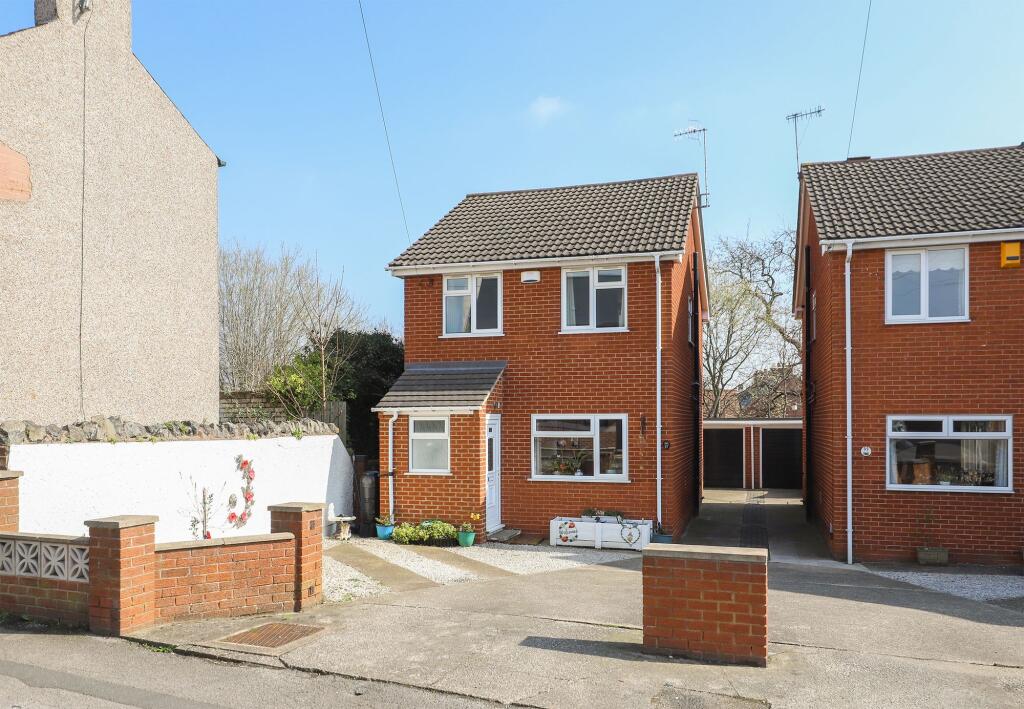 3-bed detached on Old Hall Road, Chesterfield, S40, £260,000