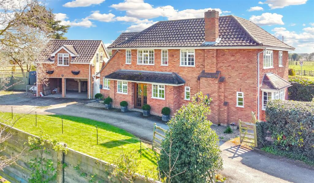4-bed detached on High Street, Swinderby, Lincoln, £450,000