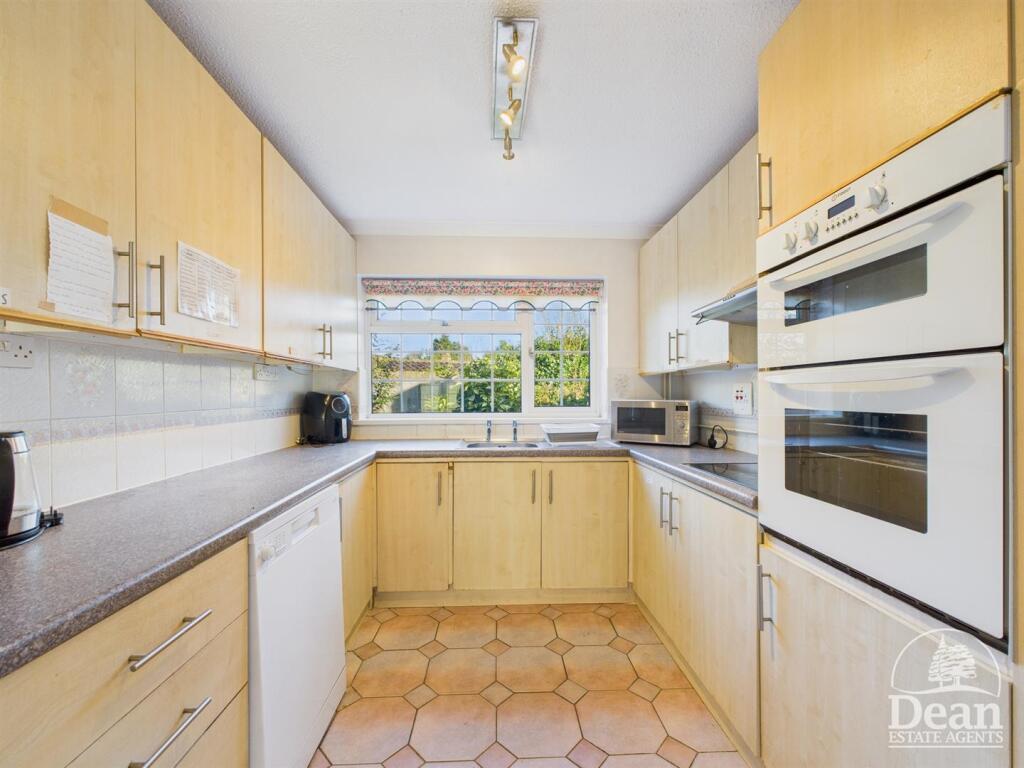 Orchard Close, Aylburton, Lydney photo 2