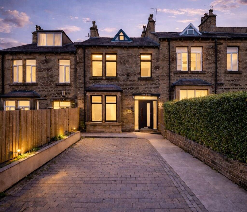 4 bedroom terraced house for sale in Green Lane, Halifax, HX2