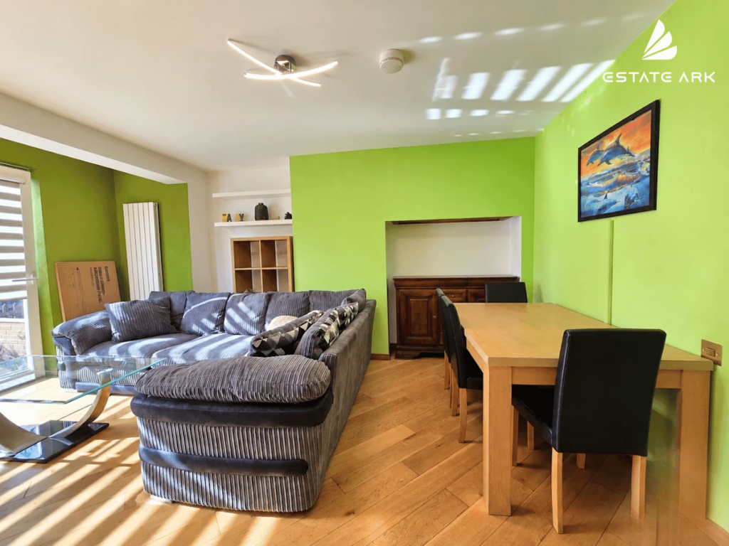 House in London, Scrattons Farm - More