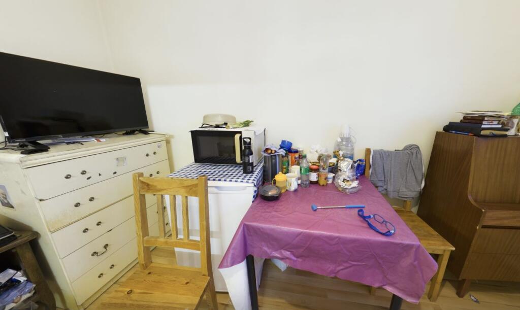 House in London, Beavers, Cranford - View 4