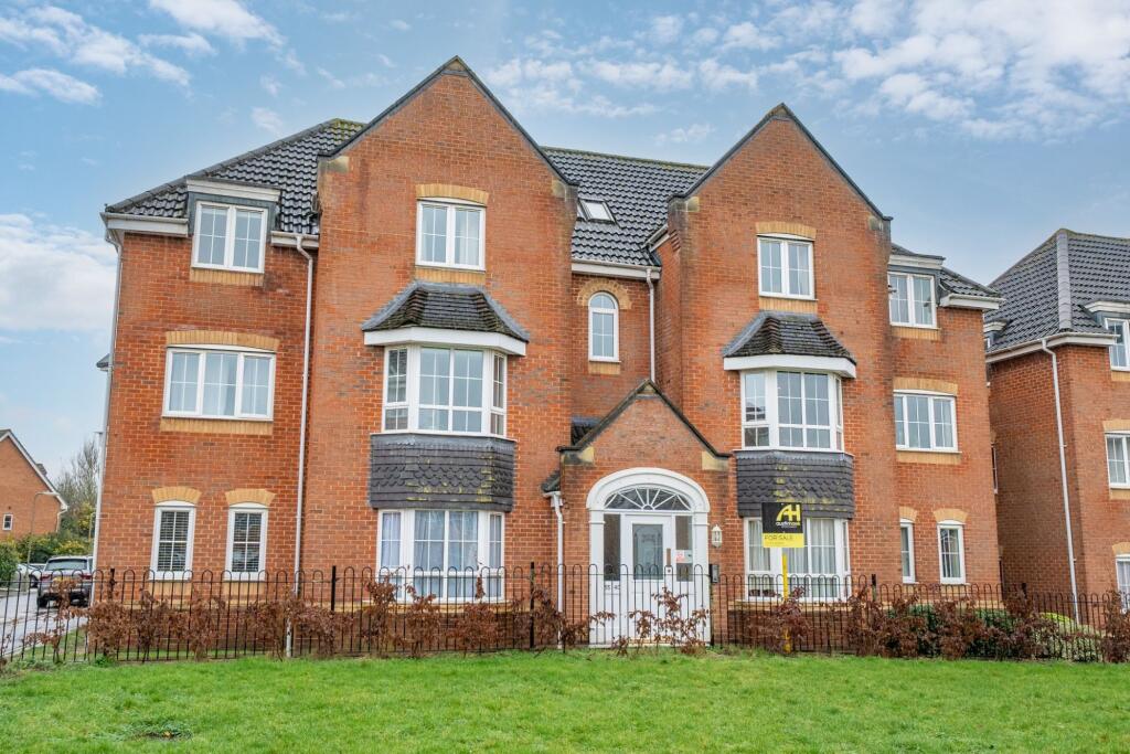 2-bed flat on Kings Chase, Andover, SP10, £170,000