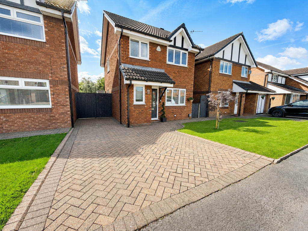 3-bed detached on Bittern Drive, Droylsden, £350,000