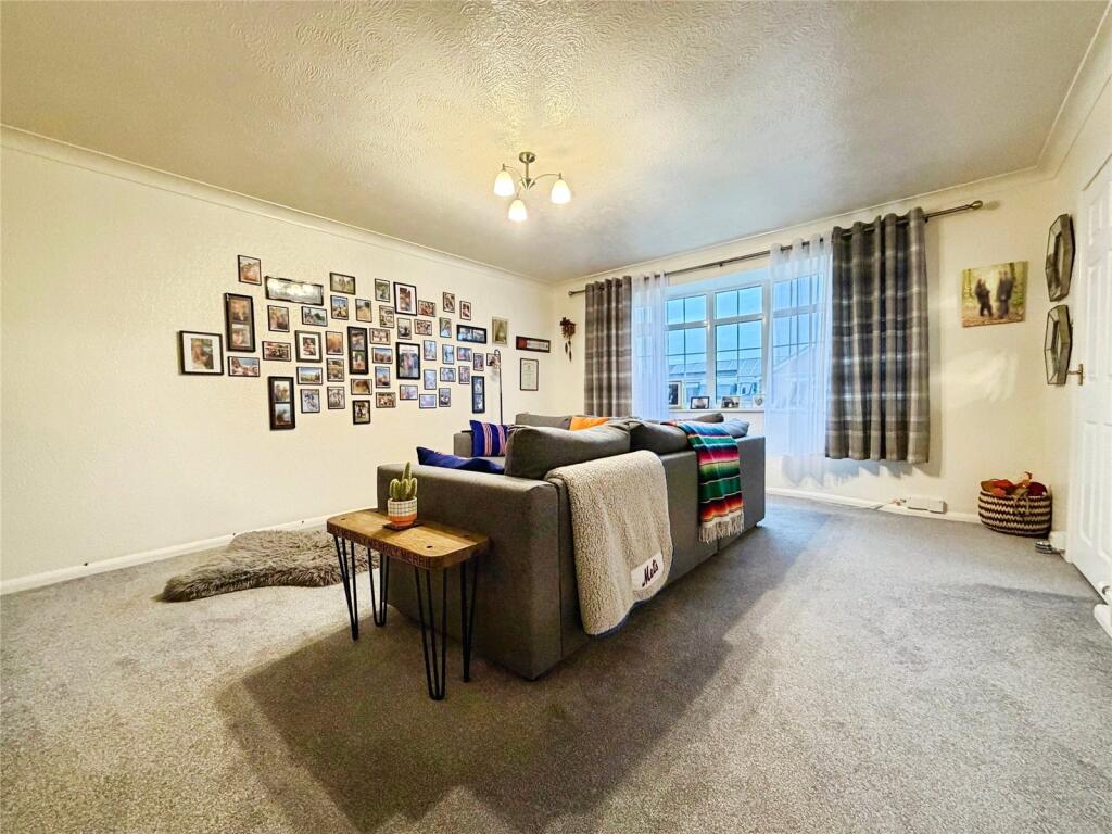 19, Malham Close, Lincoln, Lincolnshire, LN6 photo 2