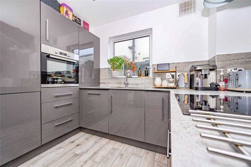 House in Dunstable, Central Bedfordshire - More