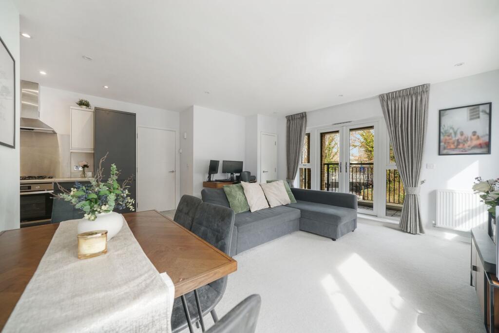 Apartment in Croydon - View 3