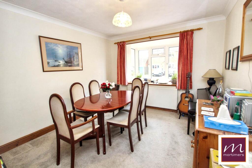 Walnut Close, Stoke Mandeville, Aylesbury photo 4