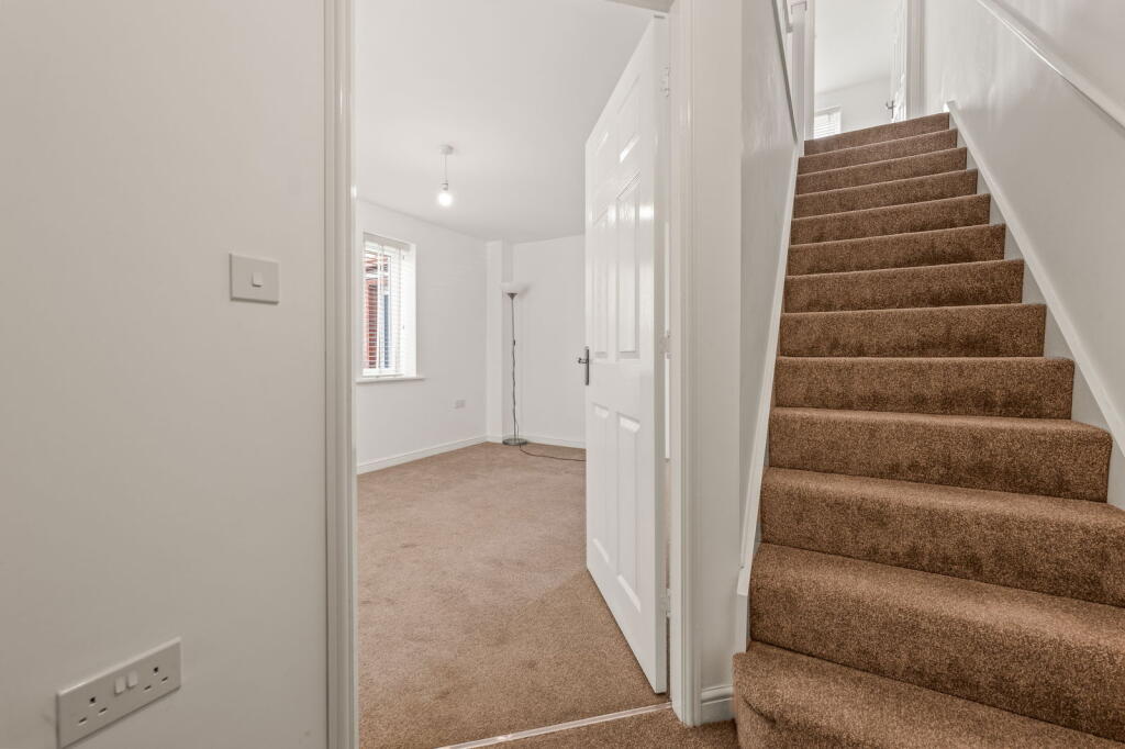 Diamond Close, New Ollerton, Nottinghamshire, NG22 9YP photo 4
