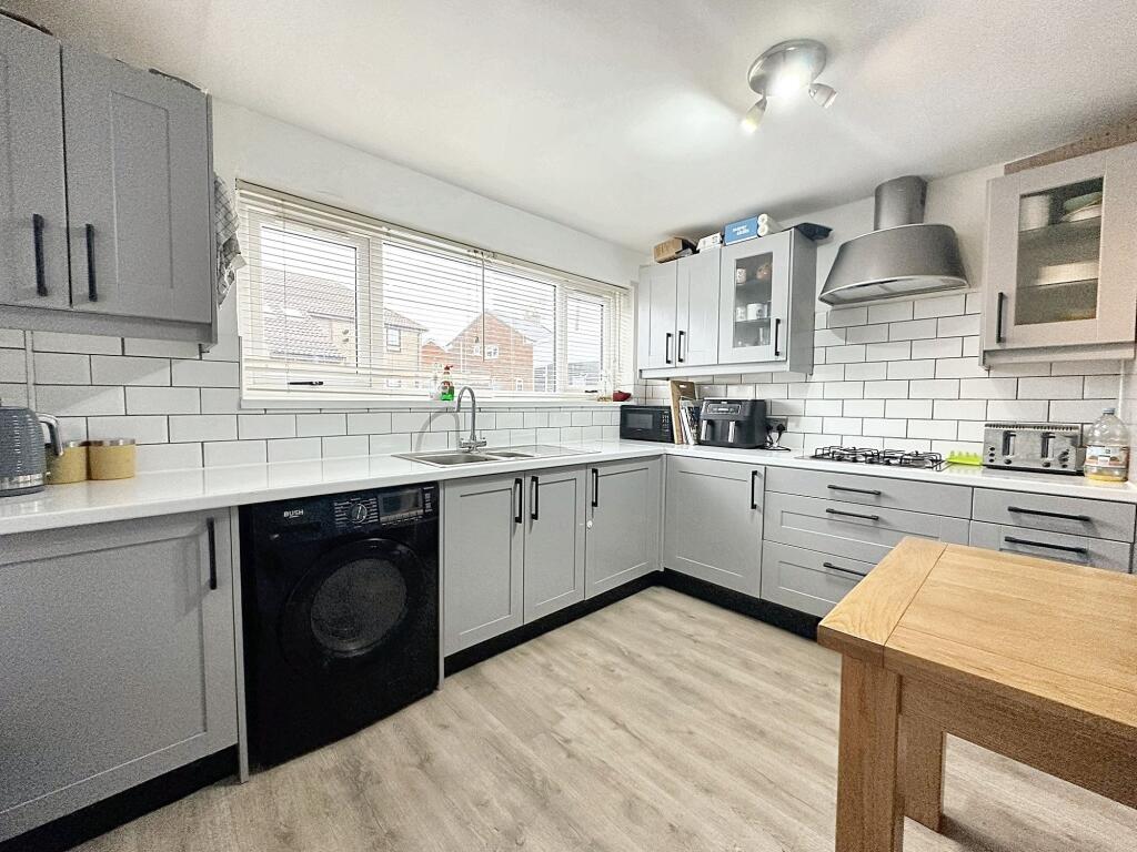 Great Close, South Witham, NG33 photo 2