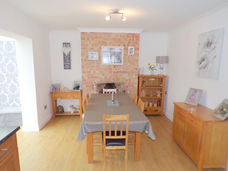 Larksfield Avenue, Bournemouth, Dorset – další
