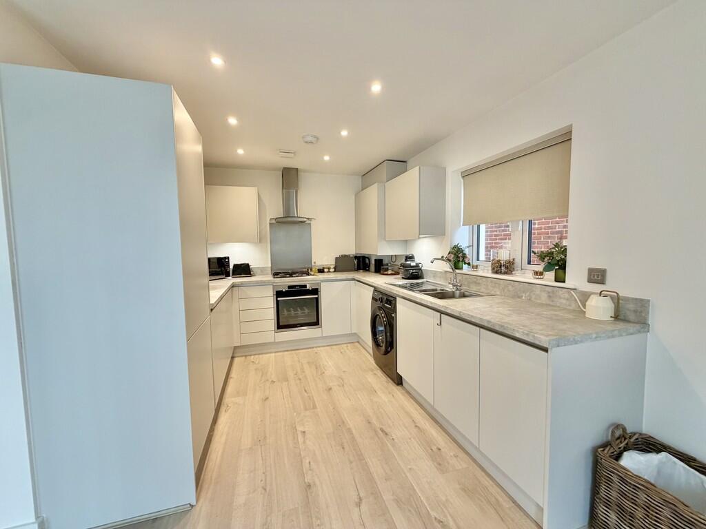 Apartment in Surrey Heath, Surrey - View 5