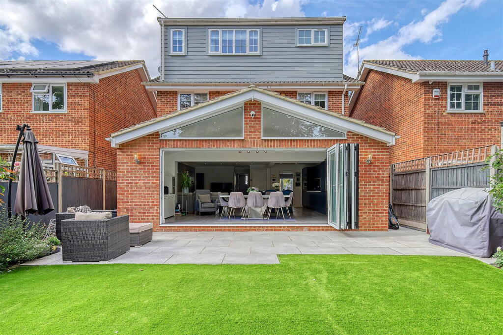 4-bed detached on CHAIN FREE: Meadow Walk, Standon, Herts, £710,000