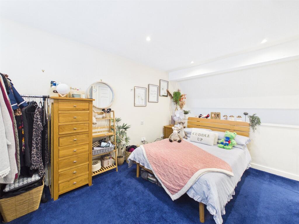 House in Gloucester - View 5