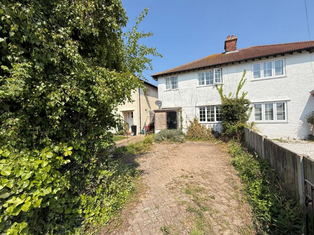 3-bed semi-detached on Pole Barn Lane, Frinton-on-sea, £265,000